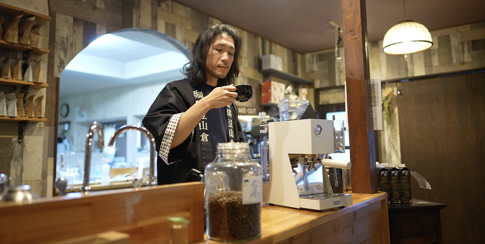 山倉勇太氏 Geviで抽出した一杯をテイスティング